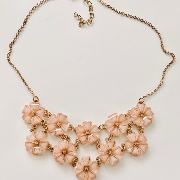 Jewelry - Fun Flower Petals Necklace In Pale Peach
